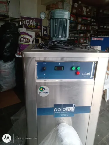 Máquina de bater açaí e sorvete.