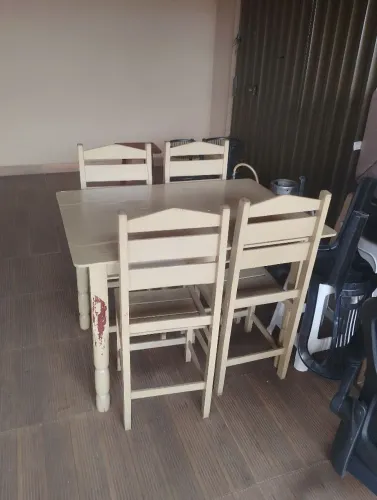 MESA DE MADEIRA COM 4 CADEIRAS