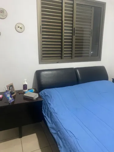Cama casal King com 2 criados