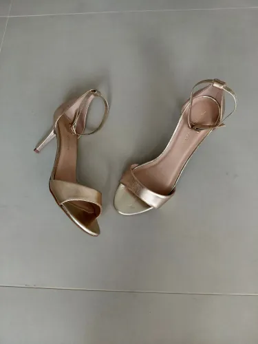 Sandália dourada com salto fino, NOVA.