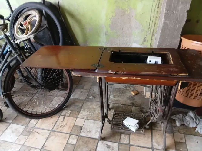 Máquina de costura antiga de mesa