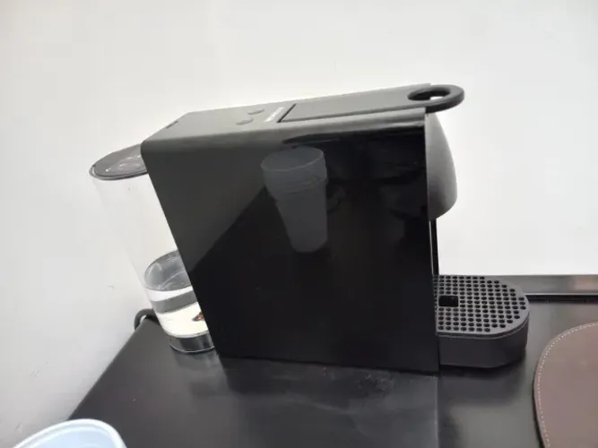 Cafeteira Nespresso Essenza mini preta 110v