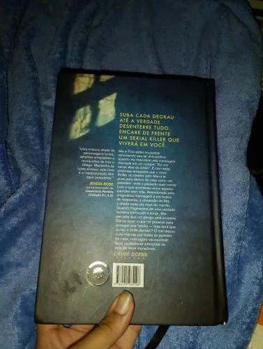 Livro tudo em família escrito por John marrs sem rabisco ou risco