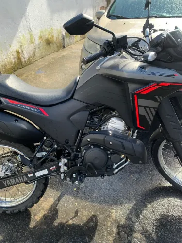 Vendo moto Lander 2025