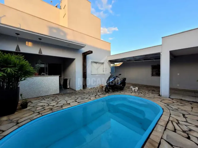 Casa de rua : / Residencial / Condomínio Quinta da Baroneza