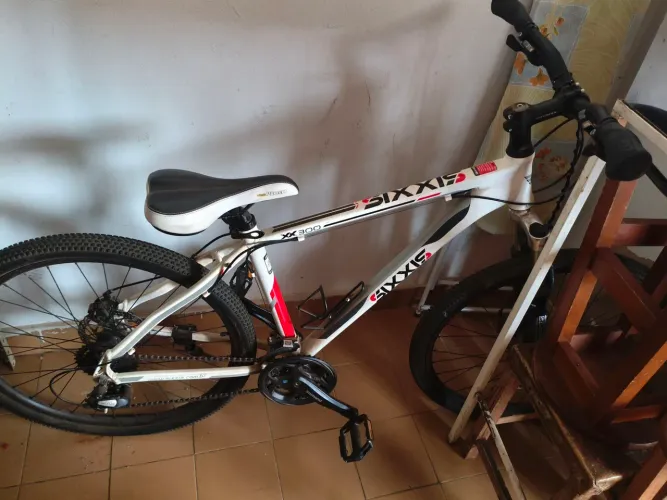 Bicicleta Mountain Bike Sixxis Aro 26, 24 Marchas Suspensão Dianteira Freio a Disco XX 300