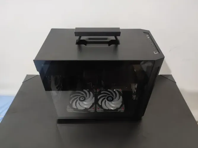 Gabinete Mini-Itx Lian-Li TU150 acompanha 4 Fans Controlador RGB