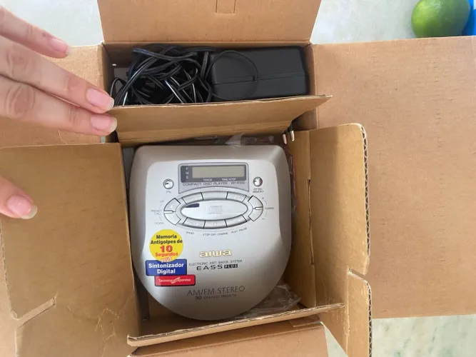Discman Aiwa toca CD e rádio AM/FM