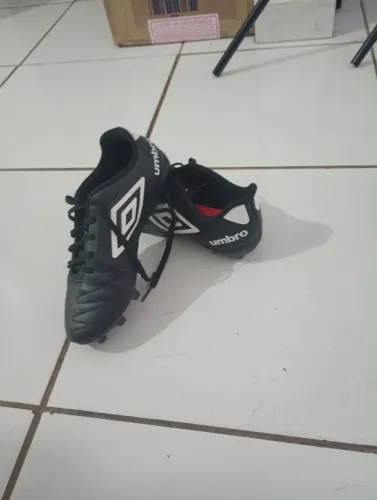 Chuteira da umbro de cravo para futebol numeração 35,36