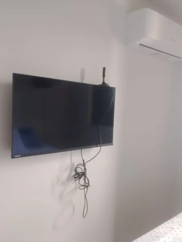 VENDO TV HISENSE SEMI NOVA 32 POLEGADAS COM 32 POLEGADAS