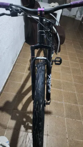 Bicicleta aro 29 com Kenda Flame guidão traker
