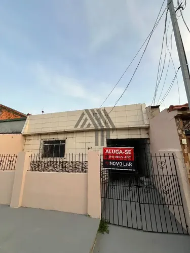 3383-Casa para locação com aproximadamente 80m², 3/4, sala, banheiro, cozinha, vaga de gar