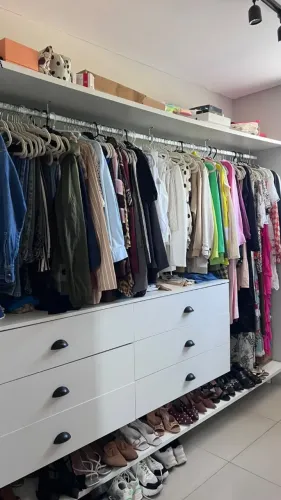 Móveis para closet em MDF branco 18mm fabricante Arauco medindo 2.70x0.50m e 2.00x0.50m
