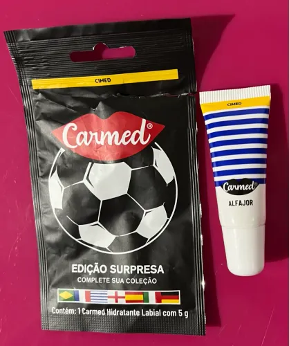 2 Hidratantes labiais Carmed Uruguai sabor alfajor