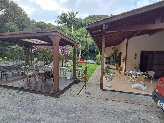 Casa com 5 quartos, sendo 2 suítes, à venda no Bairro Daniela - Florianópolis/SC.
