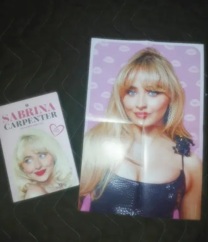 vendo livro sabrina carpenter + poster