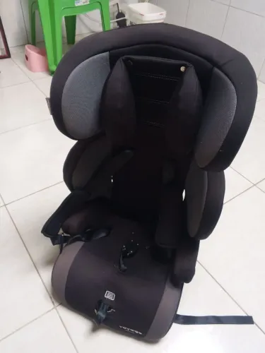 Bebe conforto Voyage Racer na cor preto e cinza, projetada para criança de 1 até 10 anos