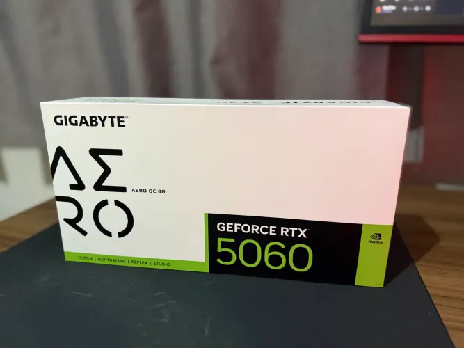 Placa de Video Gigabyte RTX 5060 Aero OC, 8gb, White