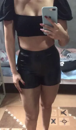 Vendo short de couro nunca usado