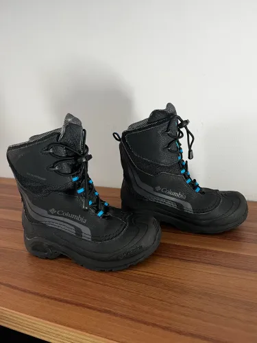 Bota infantil Columbia com tecnologia omni heat. Tamanho 3 americano.