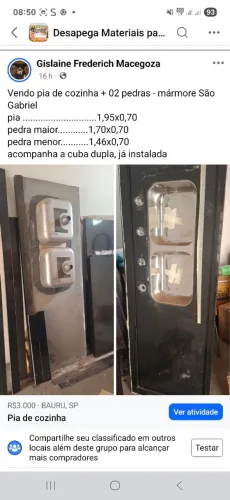 Pia de cozina com ilha em mármore. 