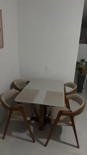 Vendo mesa com cadeiras