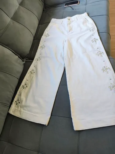 Calça c&a Tam 42 sem Lycra veste 42/44,toda bordada lindíssima