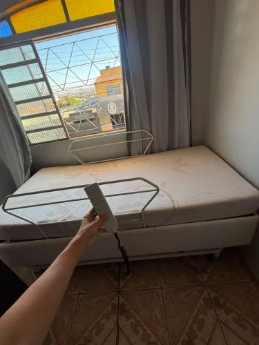 Cama hospitalar elétrica com colchão semi nova