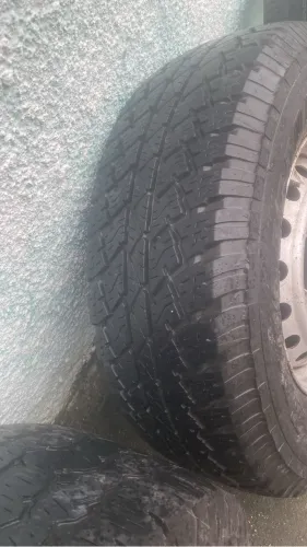 Vendo kit de 4 pneus ranger quase novo aro 16