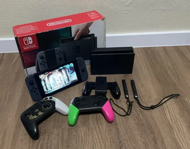Nintendo Switch V1 + Dois controles