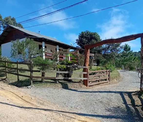 Chácara à venda em Anitápolis-SC: Casa rústica com 1 quarto, 2 salas e vista deslumbrante!