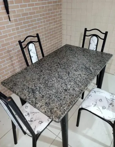 Mesa de mármore com 4 cadeiras