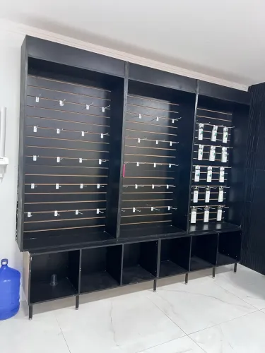 estante expositora de parede com painel canaletado