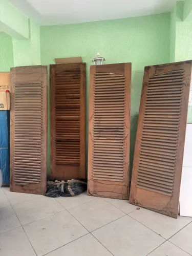 Folhas de porta balcão em madeira maciça 