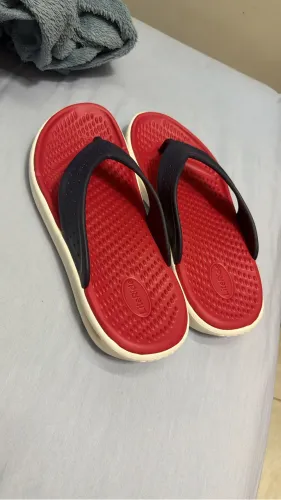 Sandália crocs lançamento nova nunca usada pra vender rápido meu zap 98860.5192