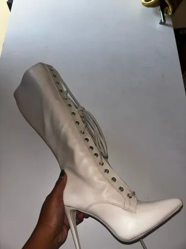 BOTA FEMININA CANO ALTO CREME/ OFF-WHITE
