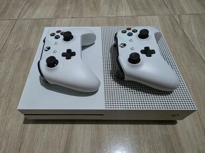 Xbox One S 1tb + 2 Joysticks Originais (Perfeito, sem detalhes)