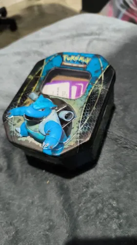 Lata cheia de cartas pokémons