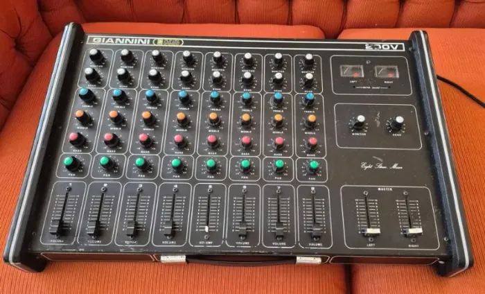 Mesa de Som Giannini 200V Eight Stereo Mixer