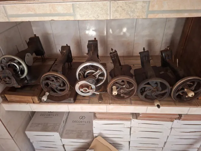 Máquina de costura manual antiga (cada)