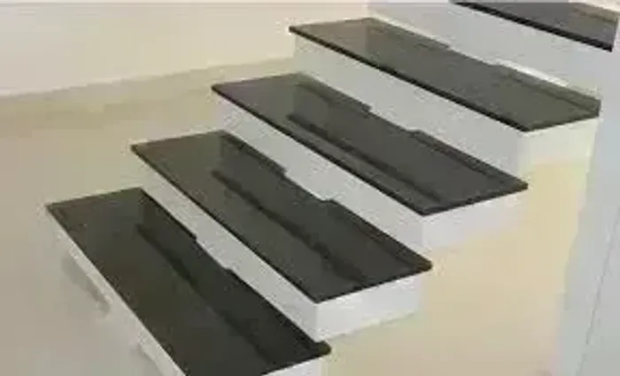 escada elegante com degraus em granito preto