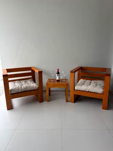 Conhunto Poltronas e mesa de madeira maciça