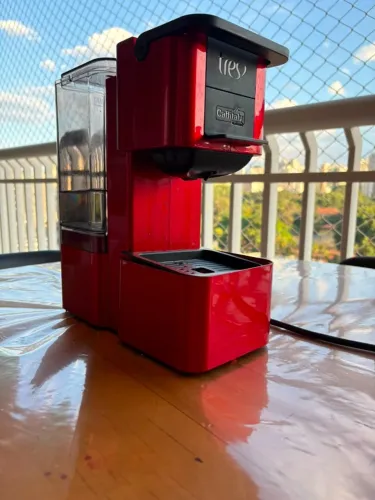 Cafeteira TRES Coração (Caffitaly) - Vermelha, Compacta e Prática