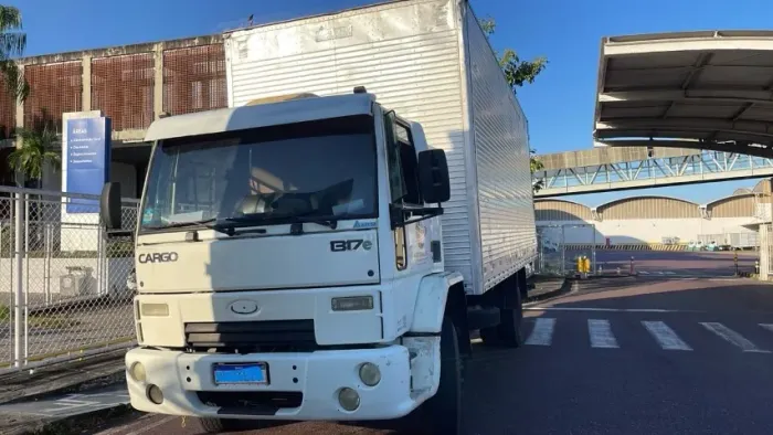 VENDO FORD CARGO 1317 BAÚ 2011 EM BOM ESTADO DE CONSERVAÇÃO