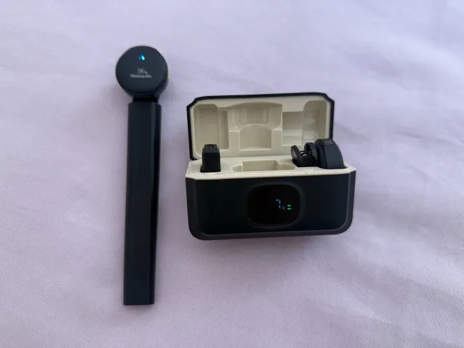 Microfone de lapela tipo C, com bastão pra entrevistas .