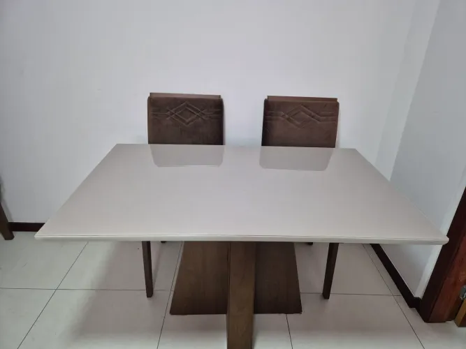 Mesa de Jantar com 4 Cadeiras em Suede (Super Conservada!) + 4 Capas de Brinde