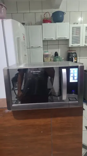 Micro-ondas Electrolux MTX52 (i-Kitchen) possui capacidade de 42 litros com grill.