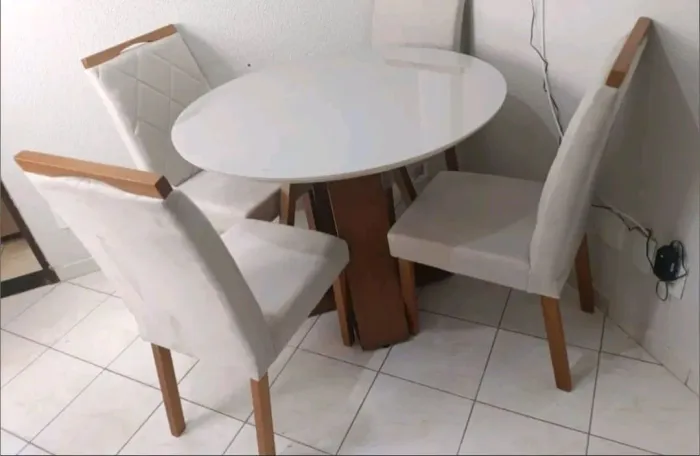 Mesa de jantar Leila com 4 cadeiras 103x103
