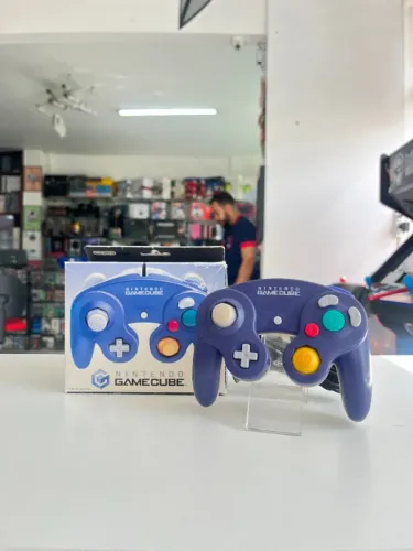 CONTROLE GAMECUBE ROXO TRANSLUCIDO NA CAIXA SEMINOVO - NINTENDO GAMECUBE