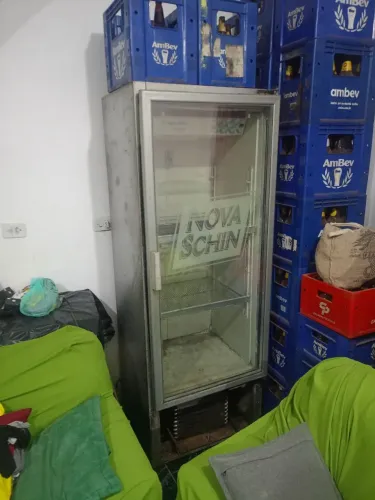 Vende expositora com porta de vidro